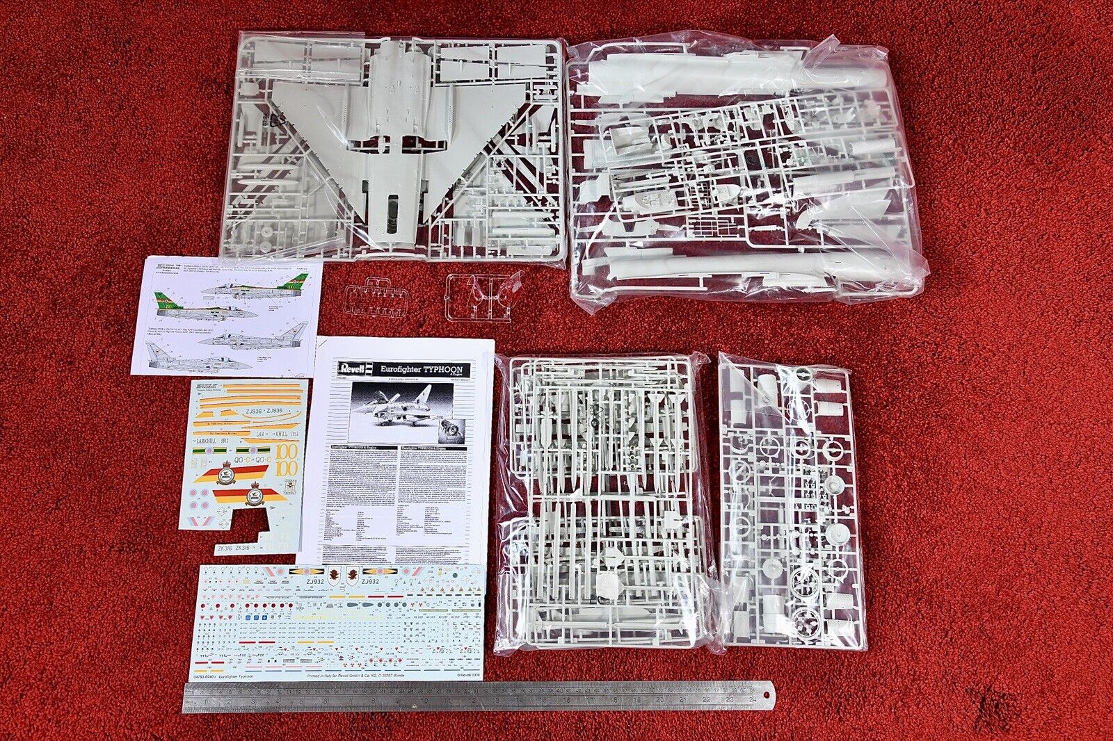 Revell 1/32 Eurofighter Typhoon & Engine + extras - no box - kit #04783